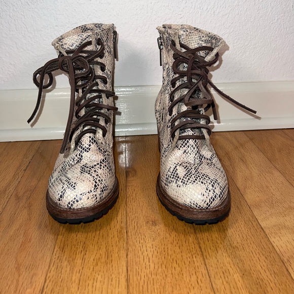 LIKE NEW RARE FreeBird Cavalier white snake skin women’s size 7 ankle boot - Picture 2 of 12